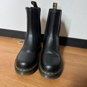 Dr. Martens 블랙 사이드 고어 부츠