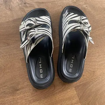 MOHI 제브라 패턴 더블 버클 샌들
