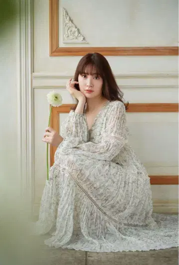 단색 꽃무늬 플리츠 드레스
