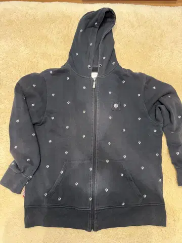 Nesta Brand 블랙 도트 무늬 후드티 라이온 자수