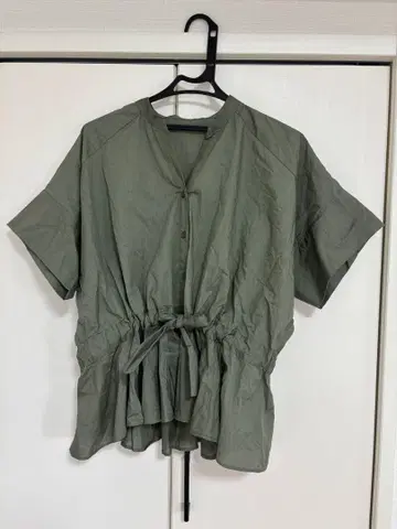 KBF 볼륨 드로스트 숄더 블라우스