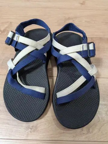 Chaco 스포츠 샌들 네이비와 화이트 비브람 밑창 M8