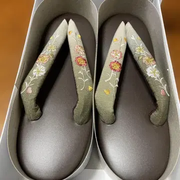 올리브 그린 꽃무늬 자수 조리 브라운 색상