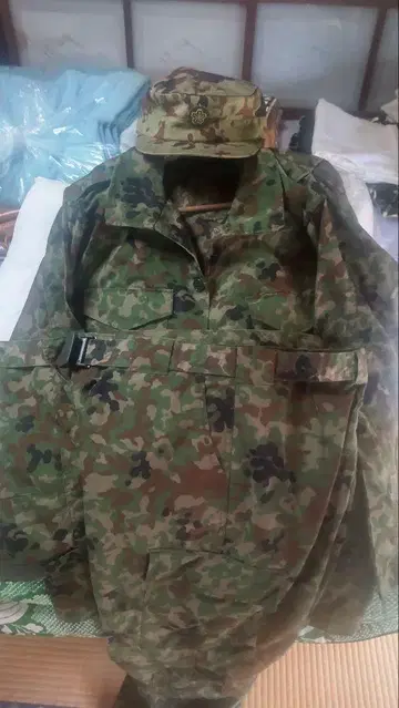 카모플라쥬 후드 부착 밀리터리 자켓과 캡
