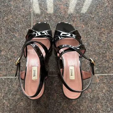 BALLY 블랙 스트랩 샌들 코르크 힐