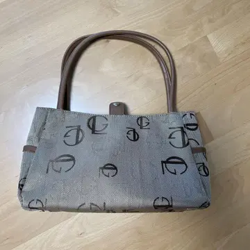 GIRAROSH BEIGE 로고 프린트 핸드백