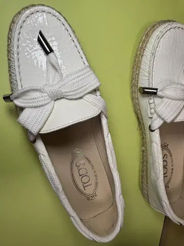 TOD'S 화이트 가죽 로퍼