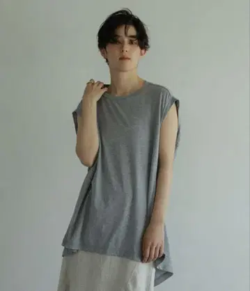 에트레토쿄 백 드레이프 슬라브 컷 탑 그레이