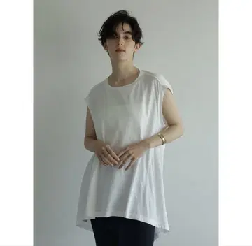 에트레토쿄 백 드레이프 슬라브 컷 상의 그레이