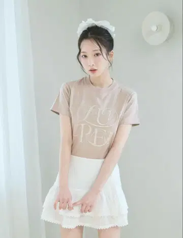 유혹하는 오치 유라의 LURE 자수 티셔츠