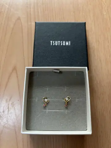 TSUTSUMI 하트 모양 귀걸이 골드/핑크
