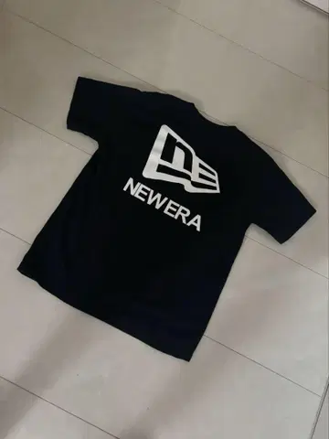 NEWERA 블랙 티셔츠 로고 마크 뉴에라
