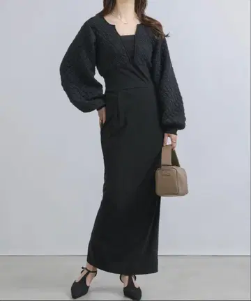 NEUNA [신체 라인이 잘 드러나지 않는!] 퀼팅 절개 롱 원피스