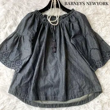 BARNEYS NEWYORK 컷워크 셔링 데님 블라우스