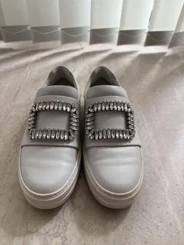 Roger Vivier 장식 화이트 슬립온