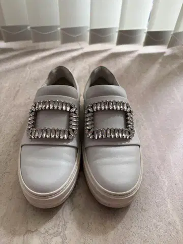 Roger Vivier 장식 화이트 슬립온