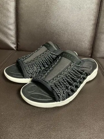 KEEN UNEEK SNK 슬라이드