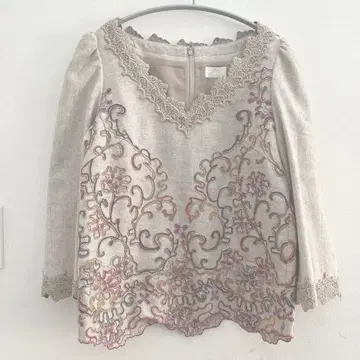 새상품급 그레이스 콘티넨탈 울 자수 블라우스