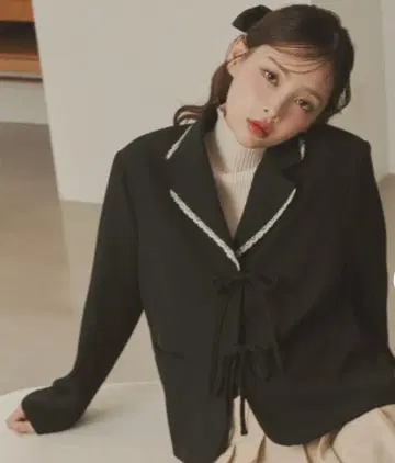 리본 포함 블랙 테일러드 자켓