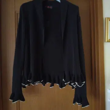 히로코코시노 프릴이 달린 블랙 가디건 블랙 화이트