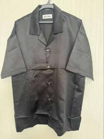 SOCIAL WEAR 블랙 새틴 반팔 셔츠