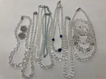 수정(수정풍) 목걸이, 팔찌 돌이 달린 목걸이(소재 불명)
