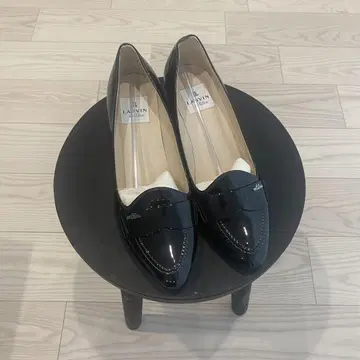 LAVIN 블랙 에나멜 로퍼 펌프스