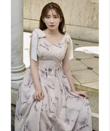 그녀의 입술과 해바라기 프린트 미디 드레스