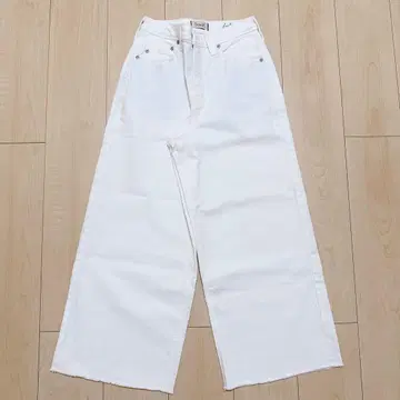 YANUK 화이트 부츠 컷 데님