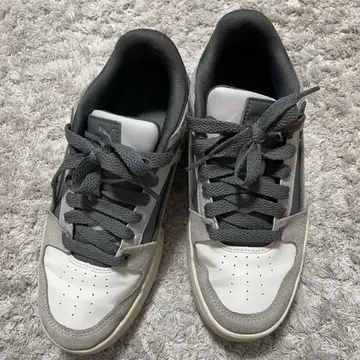 Puma 그레이 화이트 스니커즈