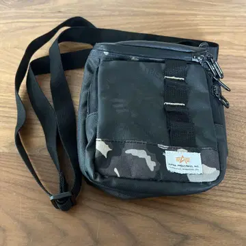 Alpha Industries 숄더백 블랙/카모플라쥬