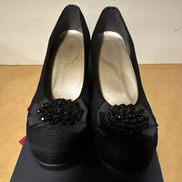 비즈 장식 블랙 펌프스
