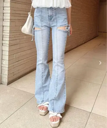 INGNI 사이드 리본 컷 아웃 플레어 데님 팬츠