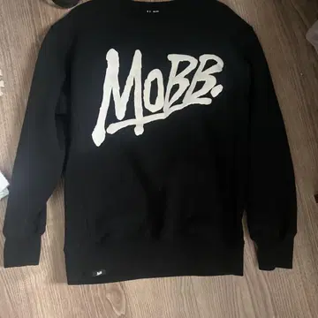 MOBB 블랙 크루넥 맨투맨