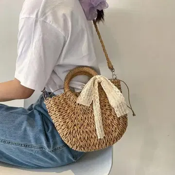 베이지 스트로우 반달형 바스켓백