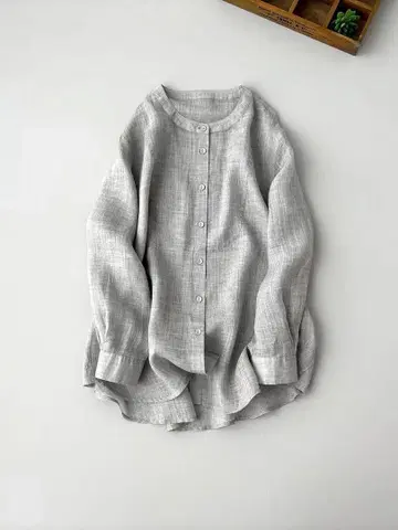 그레이 버튼이 달린 긴팔 셔츠