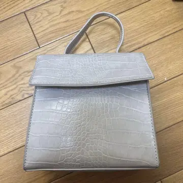 베이지 크로커다일 패턴 핸드백