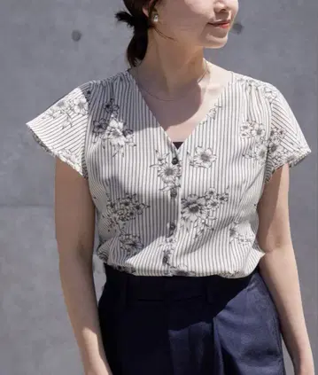 IENA 스트라이프 플라워 앞 버튼 V넥 블라우스
