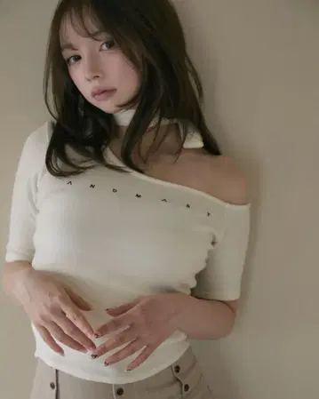 앤드메리 나나 리본 원숄더 톱