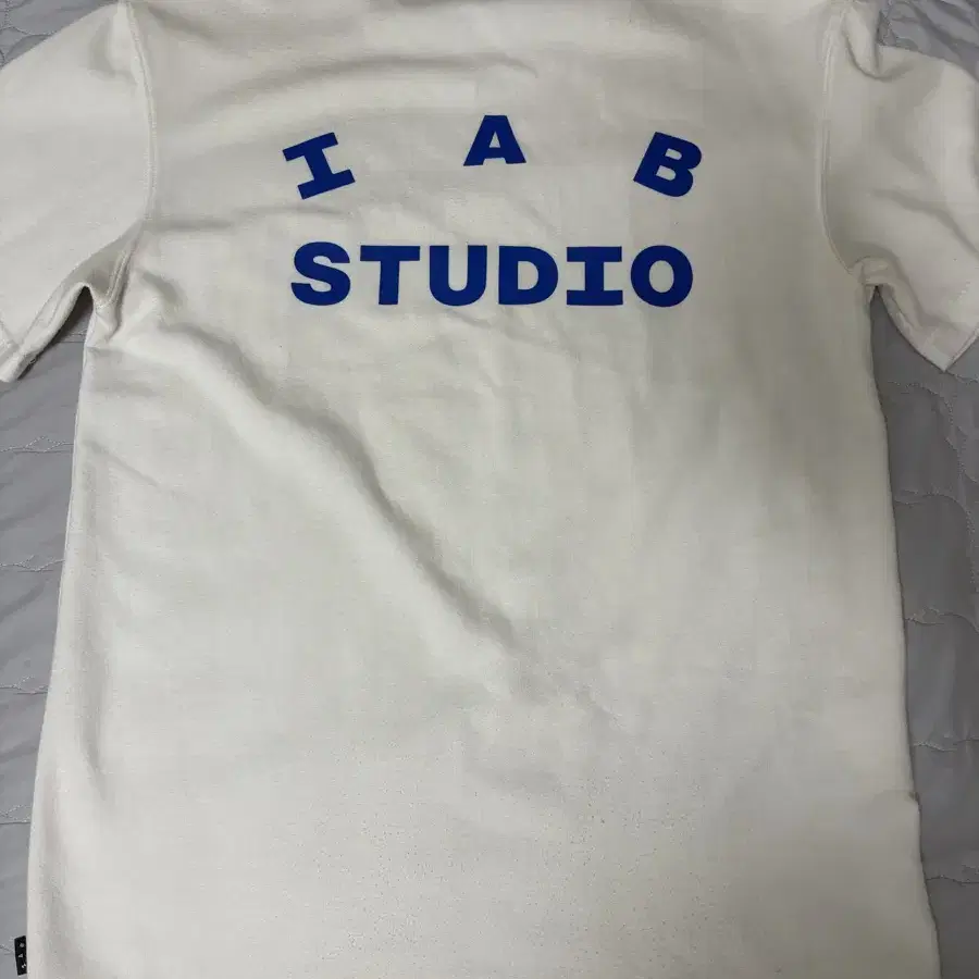 【IAB Studio】★送料・関税込★10周年記念Tシャツ 아이앱 스튜디오 10주년 티셔츠 팩 화이트 & 블랙 (2개입) | IAB