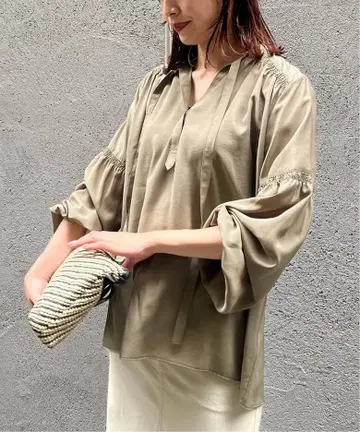 이에나 셔링 블라우스 카키