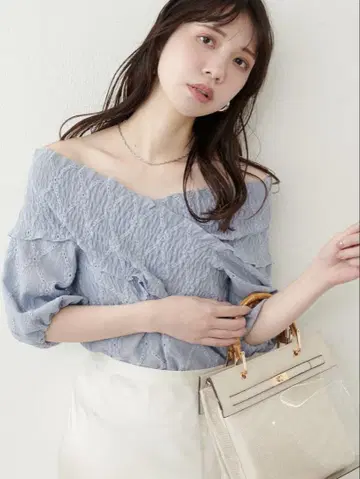 natural couture 아일렛 컷 레이스 오프 숄더 풀오버