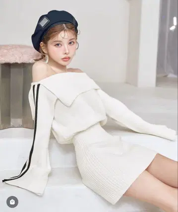 다리치 오프숄더 라인 니트 미니 원피스 화이트