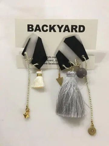 BACKYARD 기하학 귀걸이 및 빨간색 스터드 귀걸이 세트