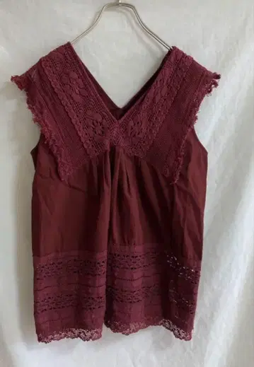 IENA LA BOUCLE 토션 레이스 절개 블라우스 보르도