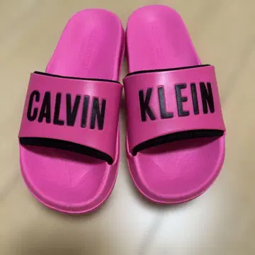CALVIN KLEIN 핑크 로고 샌들