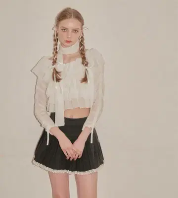 자신을 위한 프릴 넥타이 톱 (화이트)