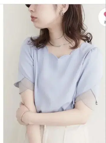 내추럴 꾸뛰르 튤립 슬리브 스캘럽 넥 블라우스 새상품급