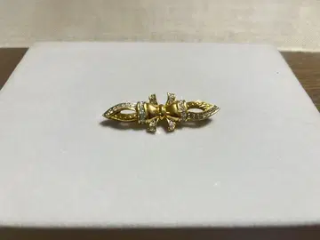 골드 리본 모티브 브로치
