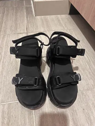 YELLO 블랙 더블 스니커즈 샌들